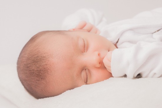 新生児の睡眠　知っておくべき８つの事実｜睡眠サイクルと脳の発達